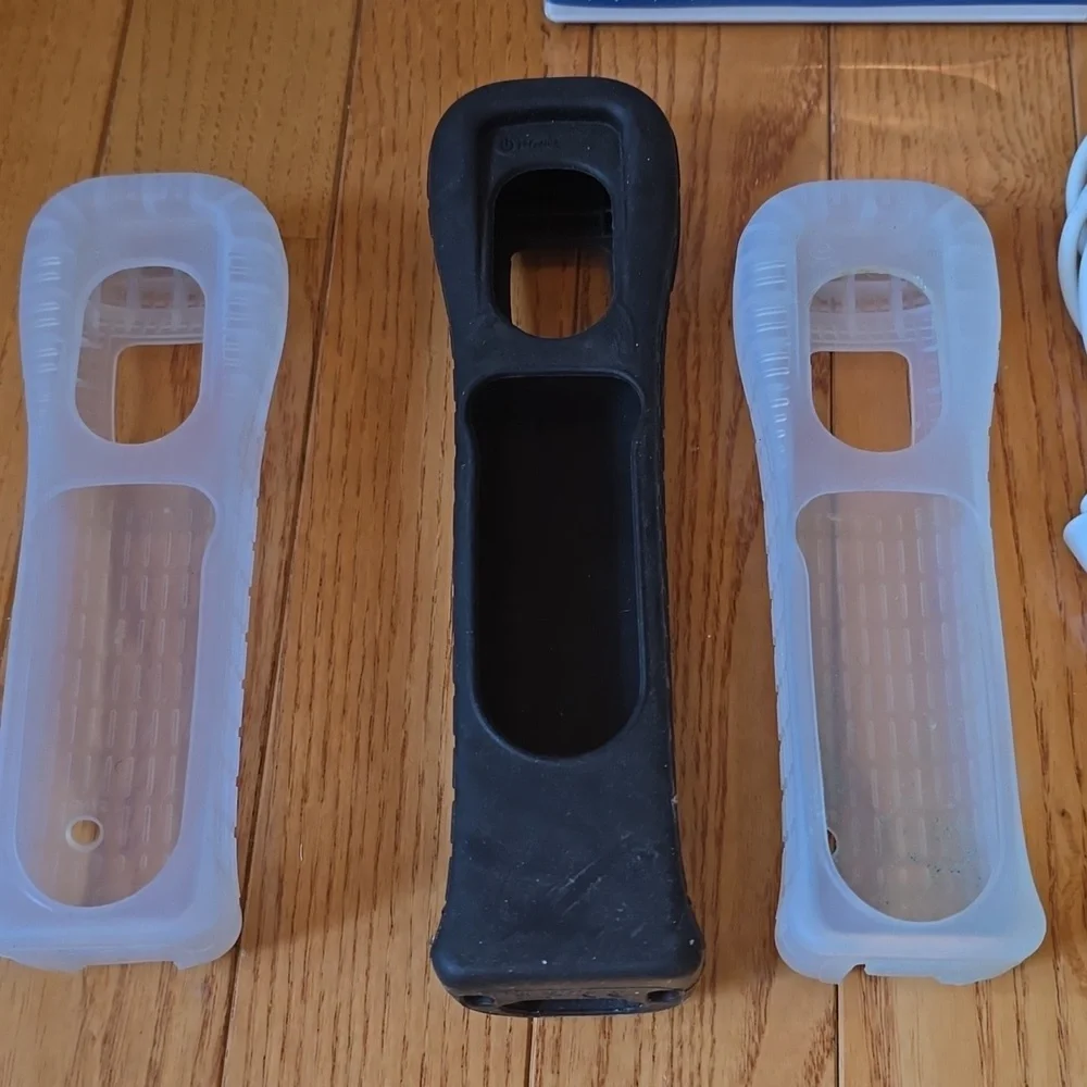 Nintendo Wii + 3 Wii Games Wii Sport Resorts, Just Dance 2014 & 2015. NO REMOTES - Picture 14 of 16